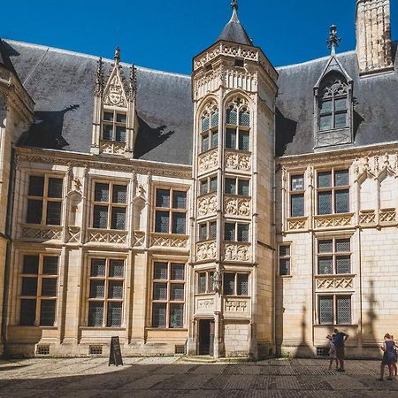 Calme Et Au Coeur Du Centre Historique Apartment Bourges Bagian luar foto