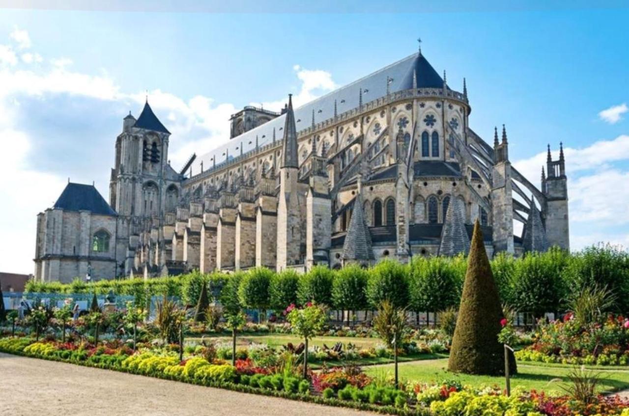 Calme Et Au Coeur Du Centre Historique Apartment Bourges Bagian luar foto